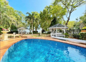 Willow Garden Stays - Beachfront 4 Bedroom Luxury Holiday Home
